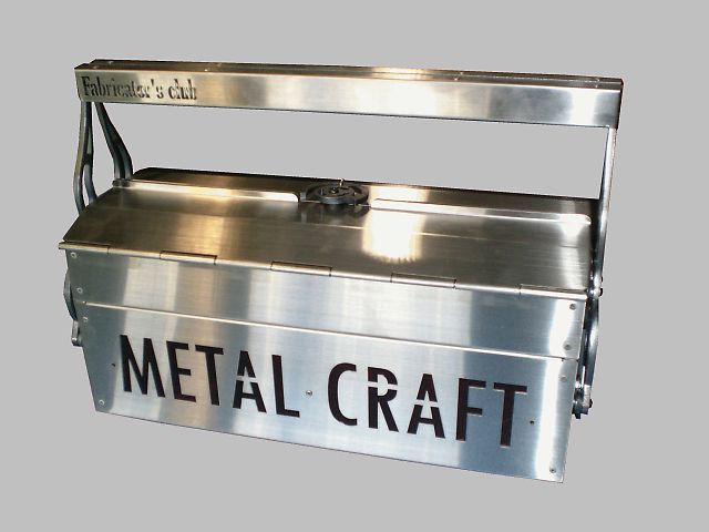 第20回優秀板金製品技能フェア 銅賞受賞作品「ツールボックス」（メタルクラフト科NCロボットコース作品）